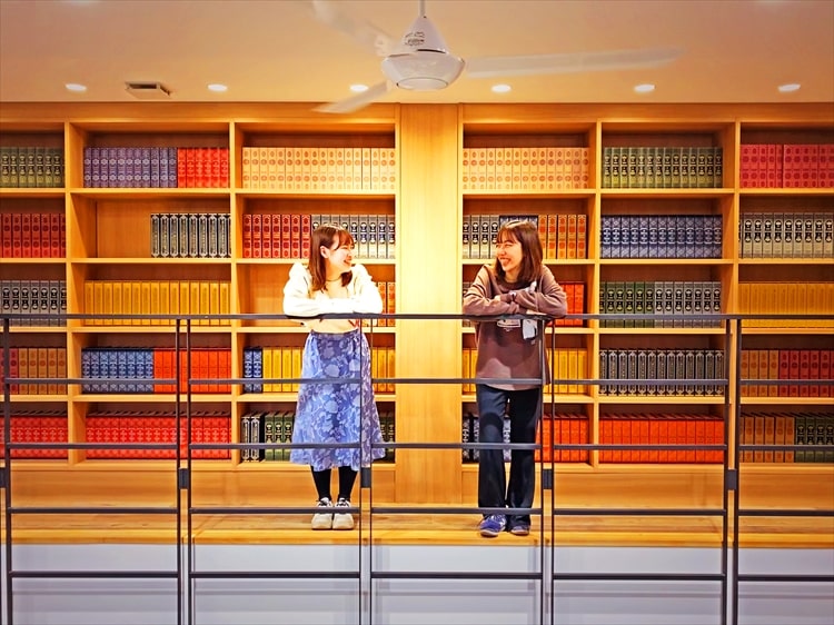 奈良本社オフィスの本棚