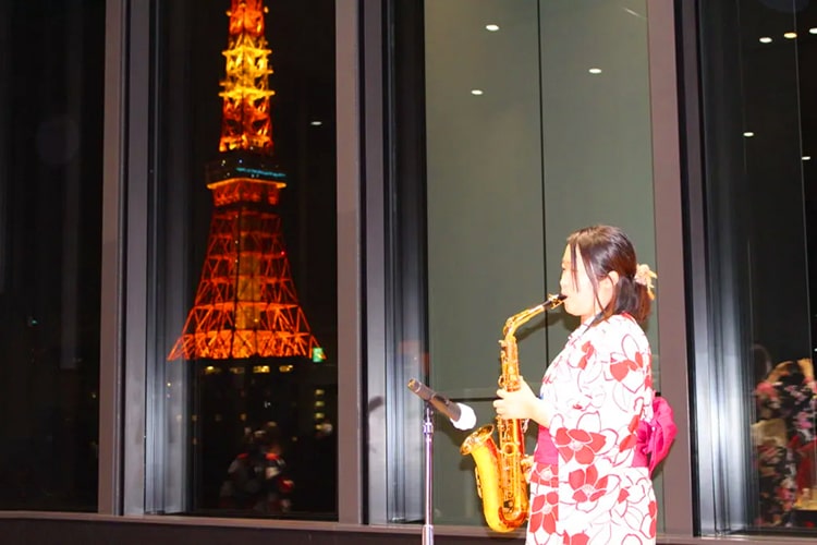 東京タワーをバックにサックス演奏